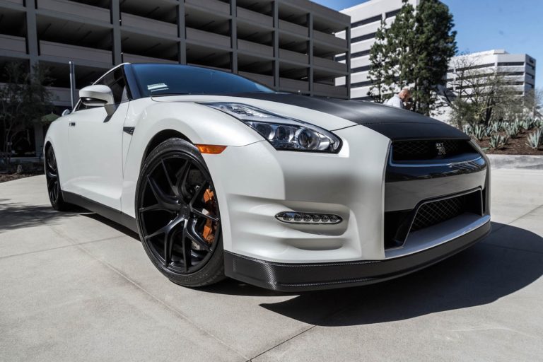 Nissan-GTR-White-Black-ZS05-8