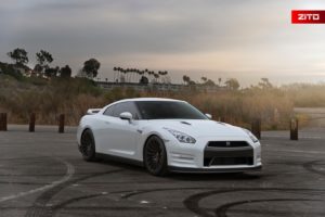 Nissan-GTR-White-Black-ZS15-21
