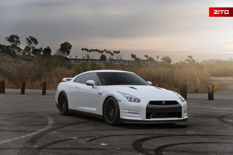 Nissan-GTR-White-Black-ZS15-21