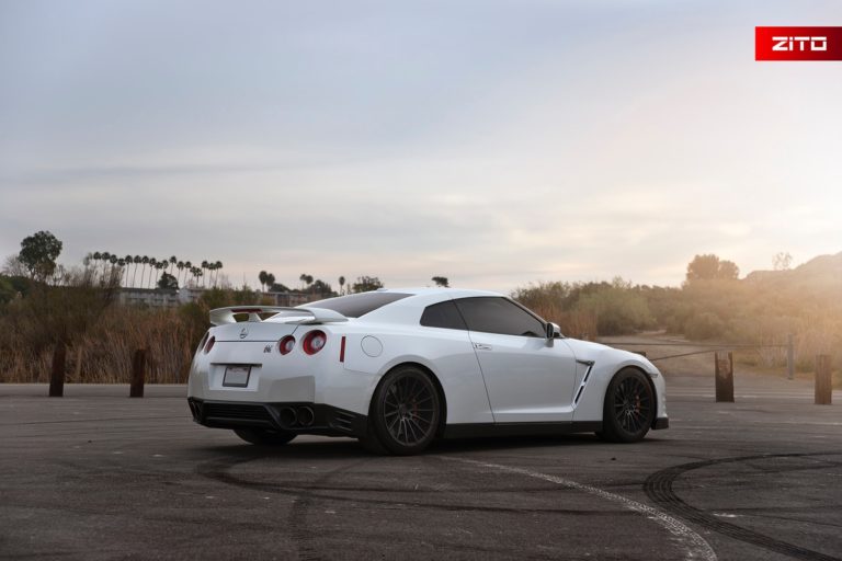 Nissan-GTR-White-Black-ZS15-22