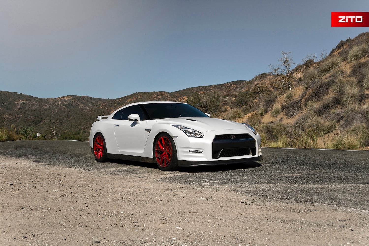 Nissan-GTR-White-Red-ZS05-11