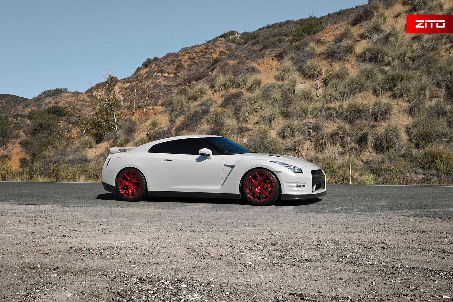 Nissan-GTR-White-Red-ZS05-6