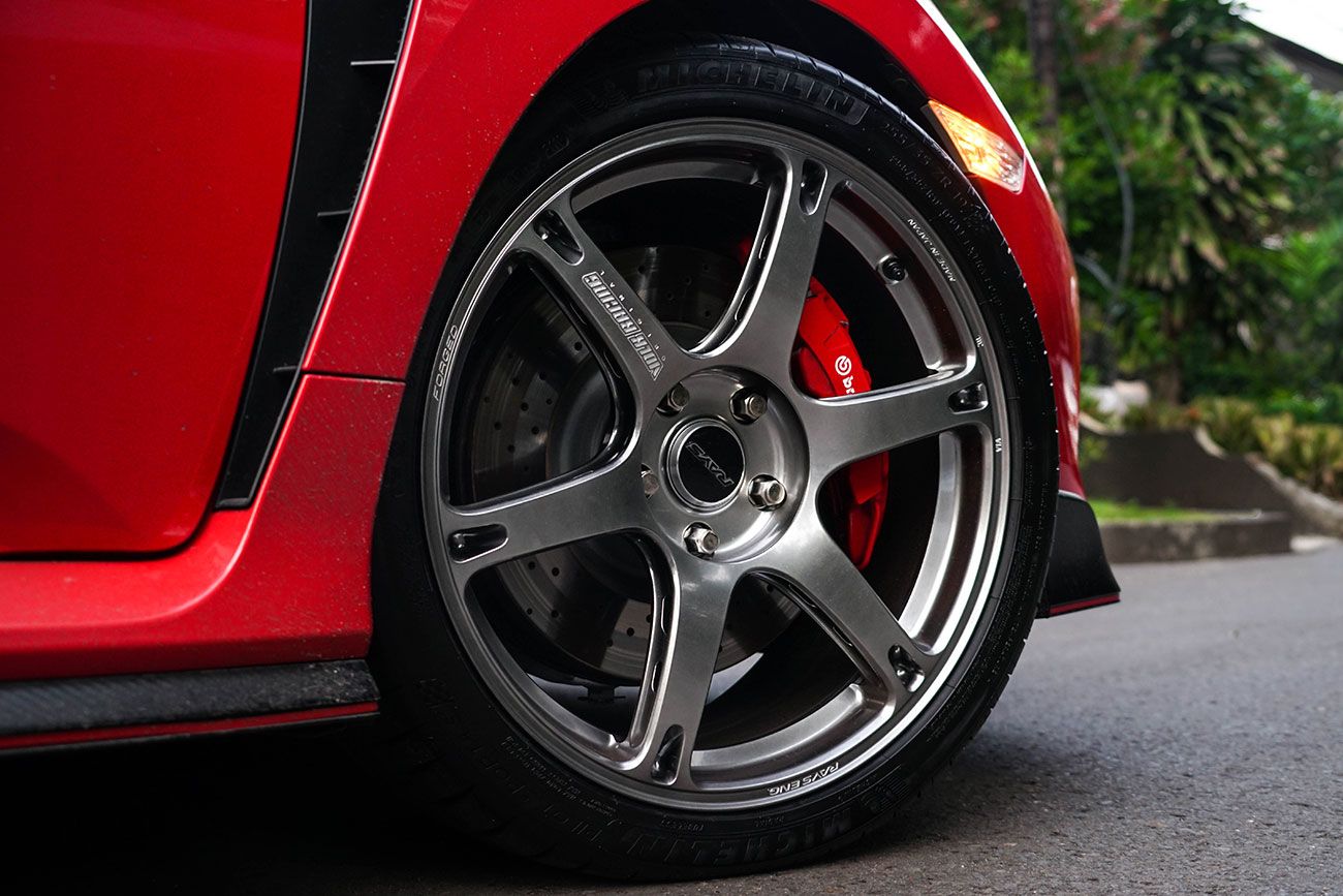 Honda Civic Type-R with 19 × 9.5-inch Rays TE037 6061 Aftermarket Wheels.