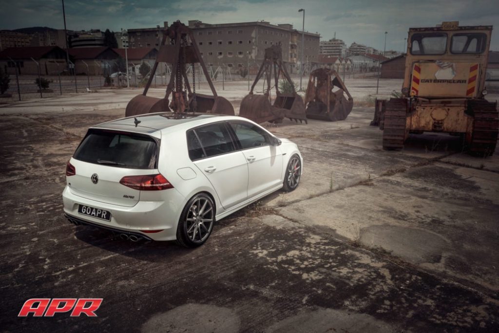 VW_Golf-R_VFS1_47538f67-1047x698