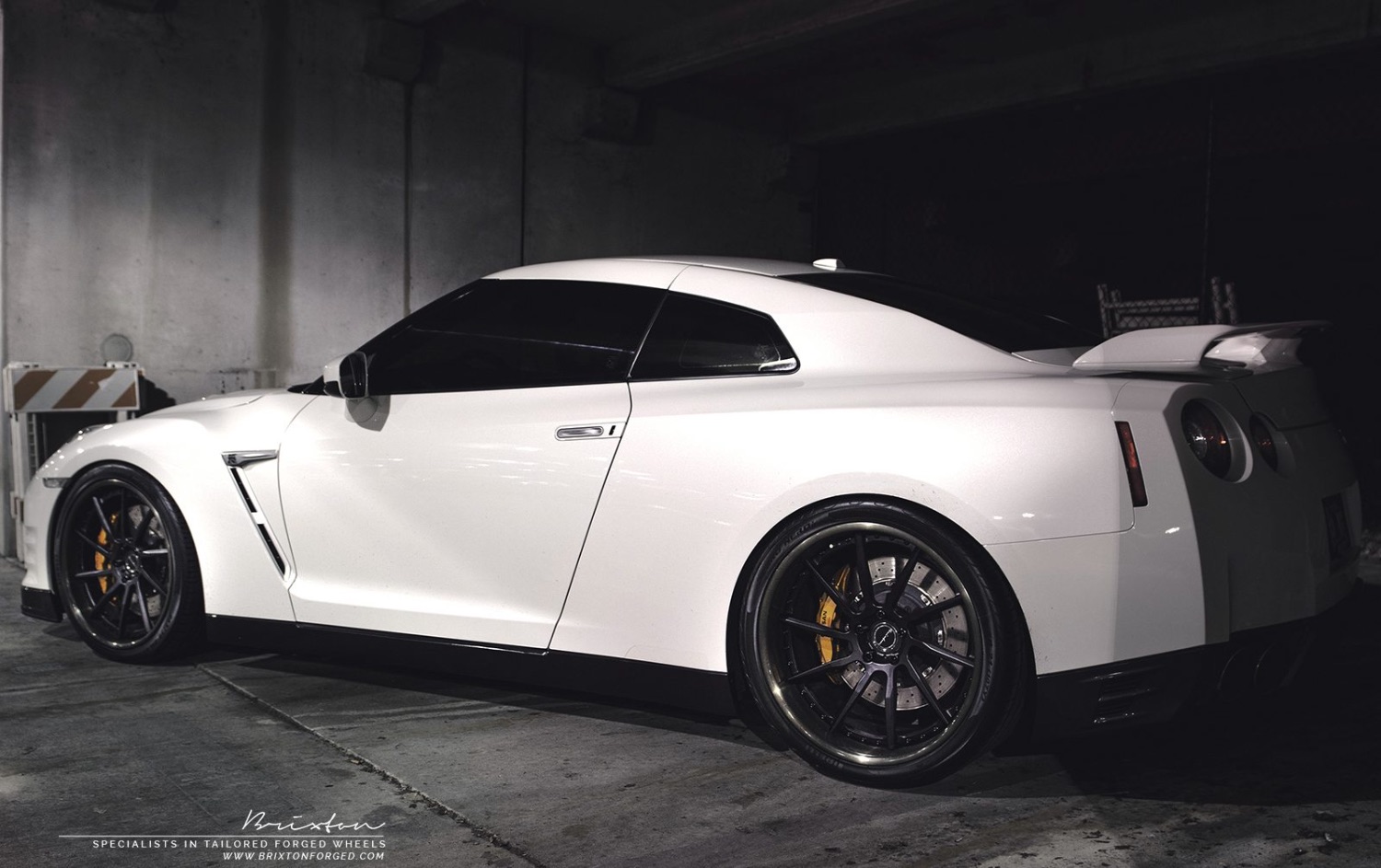 brixton-forged-r10d-monaco-series-21-inch-nissan-r35-gtr-white-inductn-performance-07