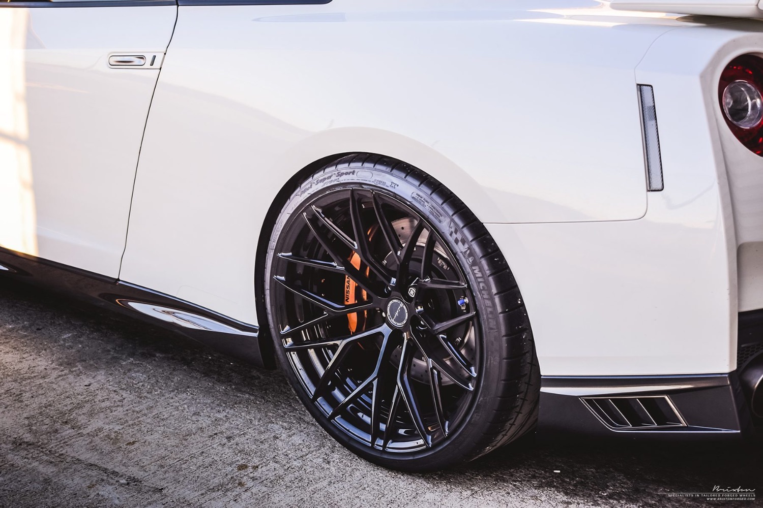 brixton-forged-wheels-white-nissan-gtr-r35-brixton-forged-cm10-ultrasport-1-piece-concave-forged-wheels-gloss-black-04-1800x1200