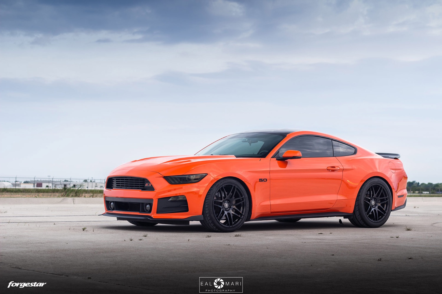 competition-orange-ford-mustang-6th-gen-black-concave-forgestar-f14-wheels-e