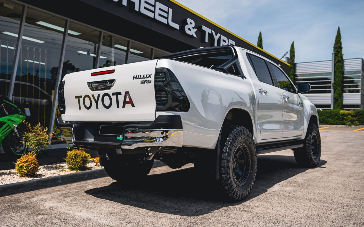 Toyota Hilux White Fuel Off-Road Block D750 Wheel | Wheel Front