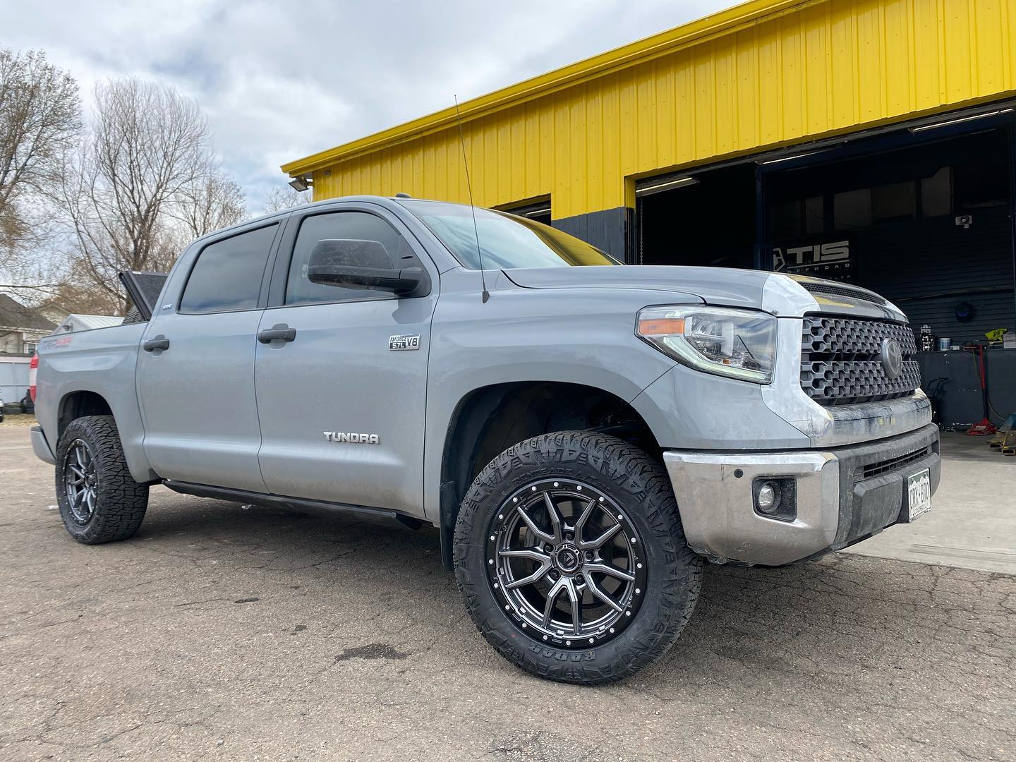 Toyota Tundra Grey Fuel OffRoad Rebel 5 D680 Wheel Front