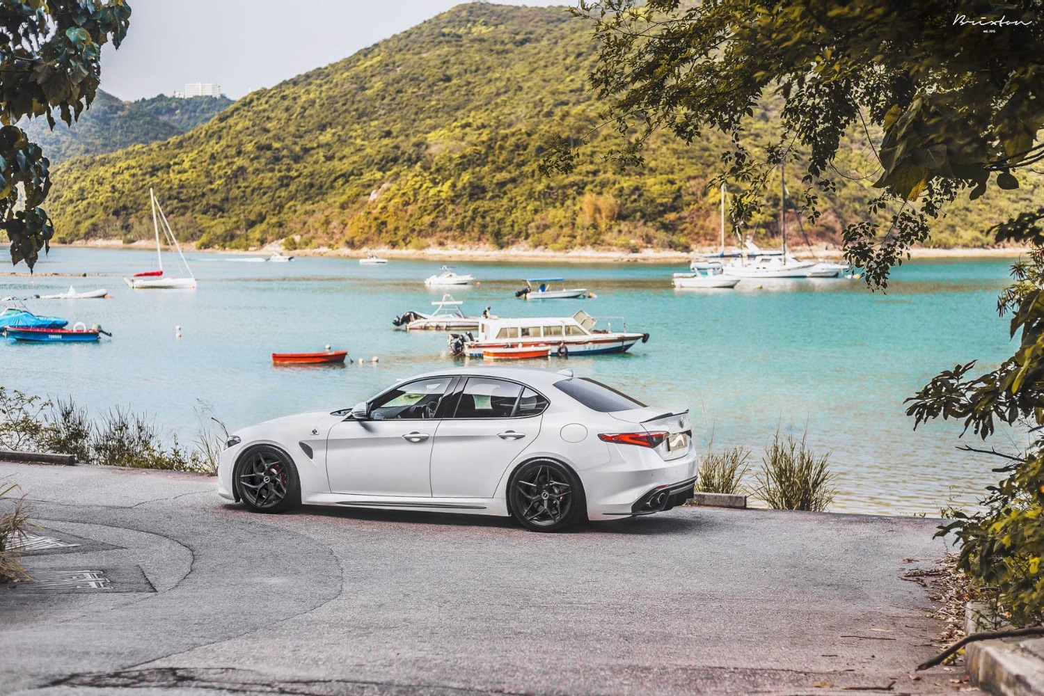 white-alpha-romeo-giulia-brixton-forged-pf5-duo-series-brushed-smoke-black-forged-wheels-concave-2-piece-8-1800x1200