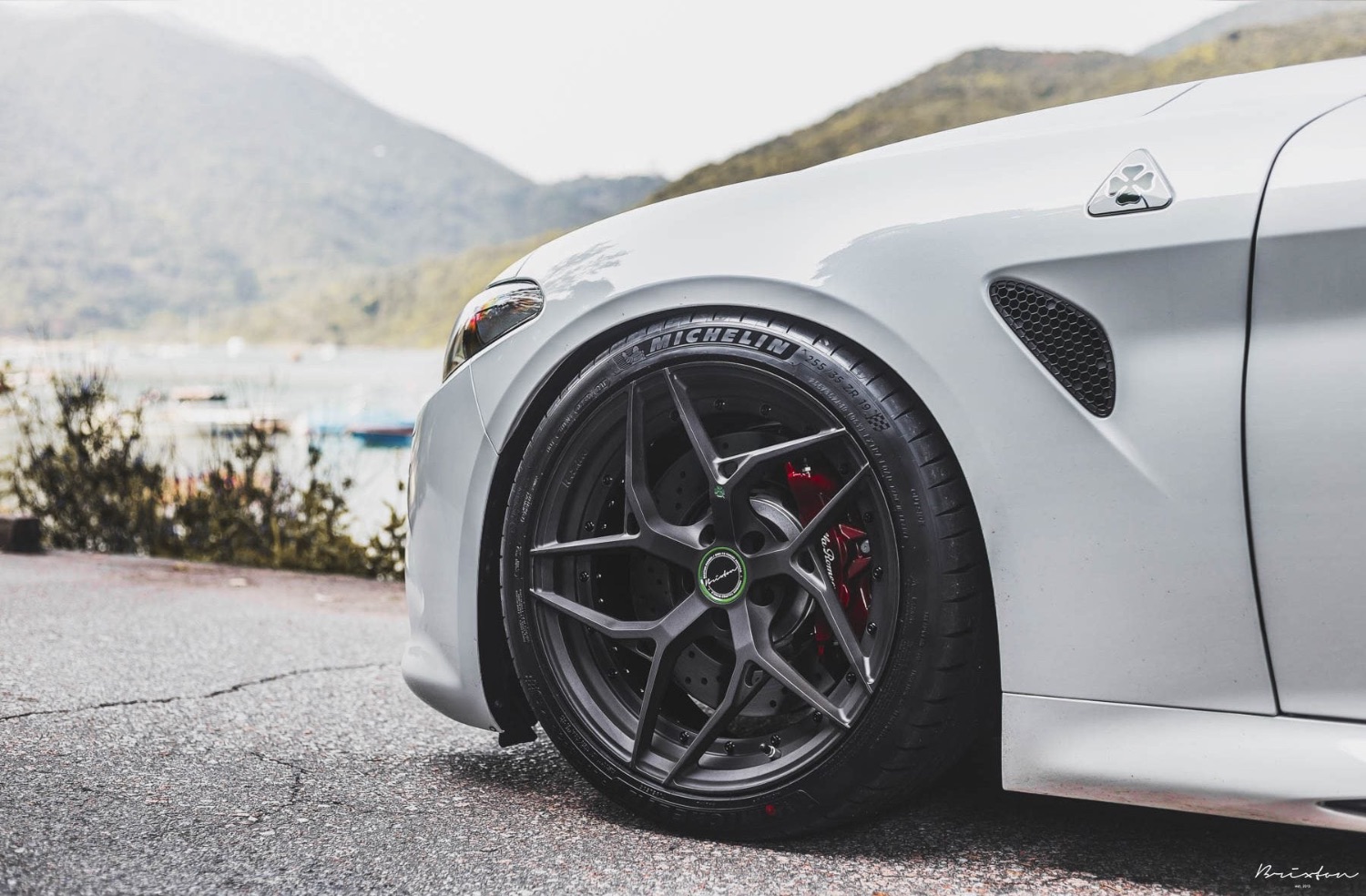white-alpha-romeo-giulia-brixton-forged-pf5-duo-series-brushed-smoke-black-forged-wheels-concave-2-piece-9-1800x1181