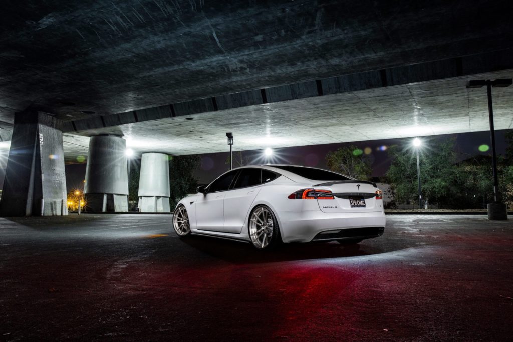 white-tesla-model-s-gunmetal-wheels-forged-super-light-adv1-c