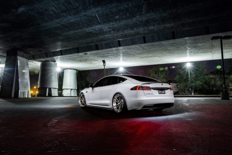 white-tesla-model-s-gunmetal-wheels-forged-super-light-adv1-c
